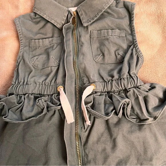 ASPEN Kids' Green Utility Cargo Drawstring Vest with Ruffle Waist - Size 24M - Picture 4 of 8